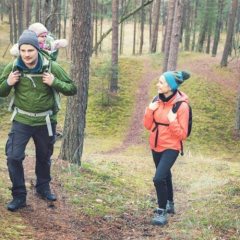 blog-img-family-on-a-hike-in-the-forest-with-a-baby-in-a-carrier-on-fathers-back